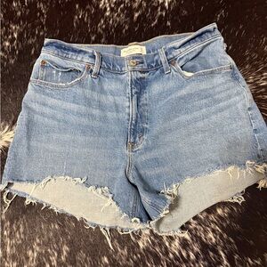 Abercrombie & Fitch Shorts
The 4” Mom Short, High Rise, Curve Love